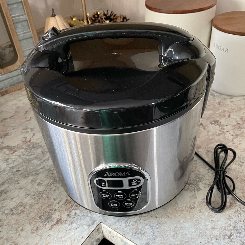 Aroma Rice Cooker - Never Used - 40$